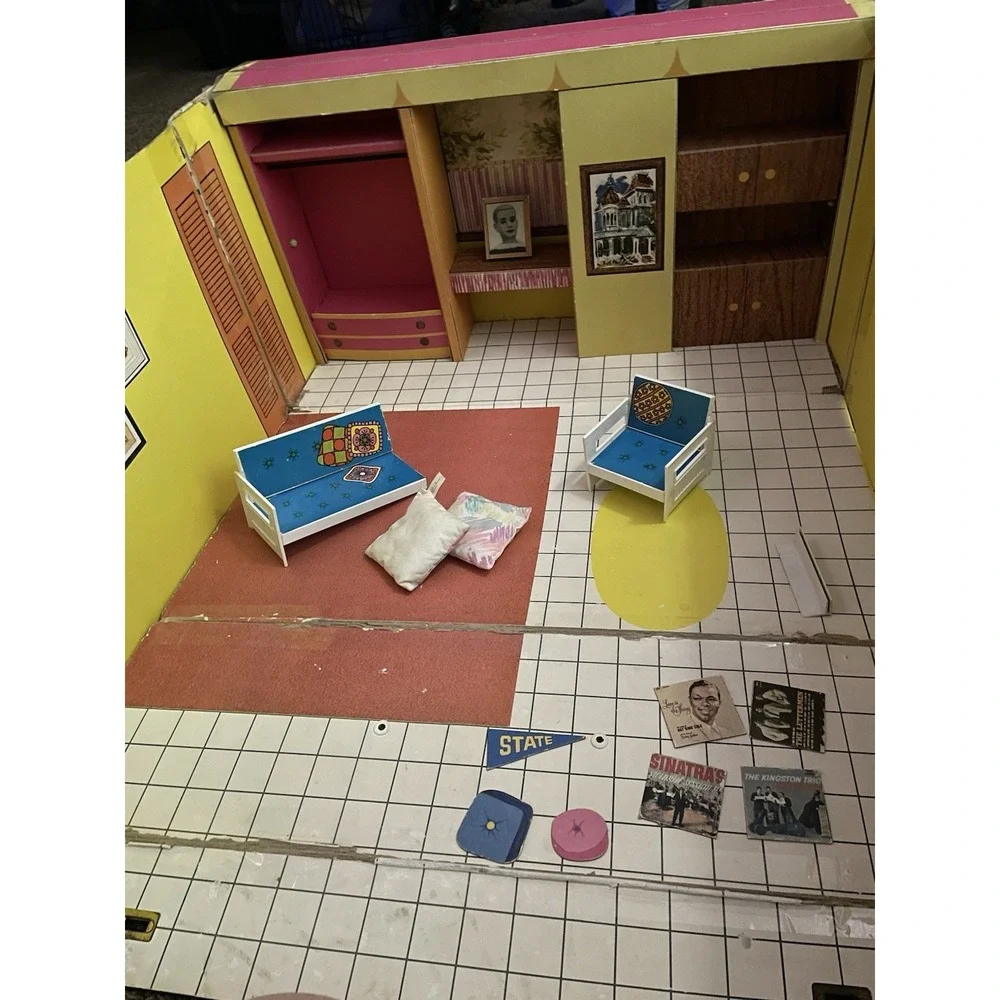 1962 Mattel Barbie Dream House With Furniture / Vinyls/ Pennant/ Photo- Fold‎ Up